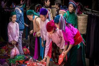 The mountain markets in Ha Giang: the colours of the karst mountains