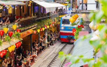 The train street in Hanoi, an unparalleled ride