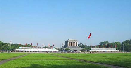 Visit Ho Chi Minh Mausoleum in Hanoi city