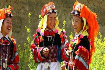 Women of the Lolo ethnic group or queens of the Northern mountains