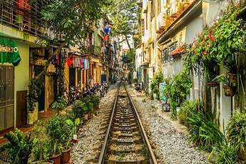 The train street in Hanoi, an unparalleled ride