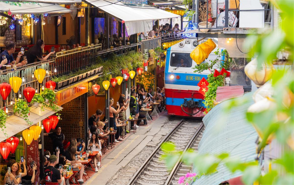 The train street in Hanoi, an unparalleled ride