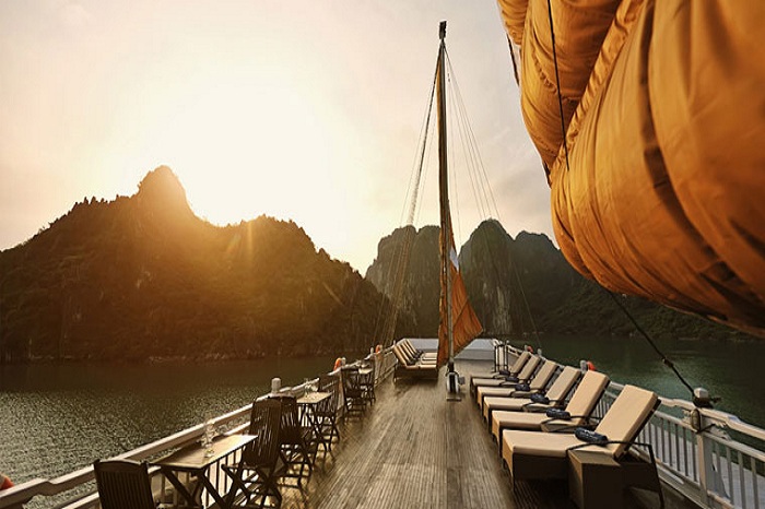 3 reasons for an overnight cruise in Halong Bay
