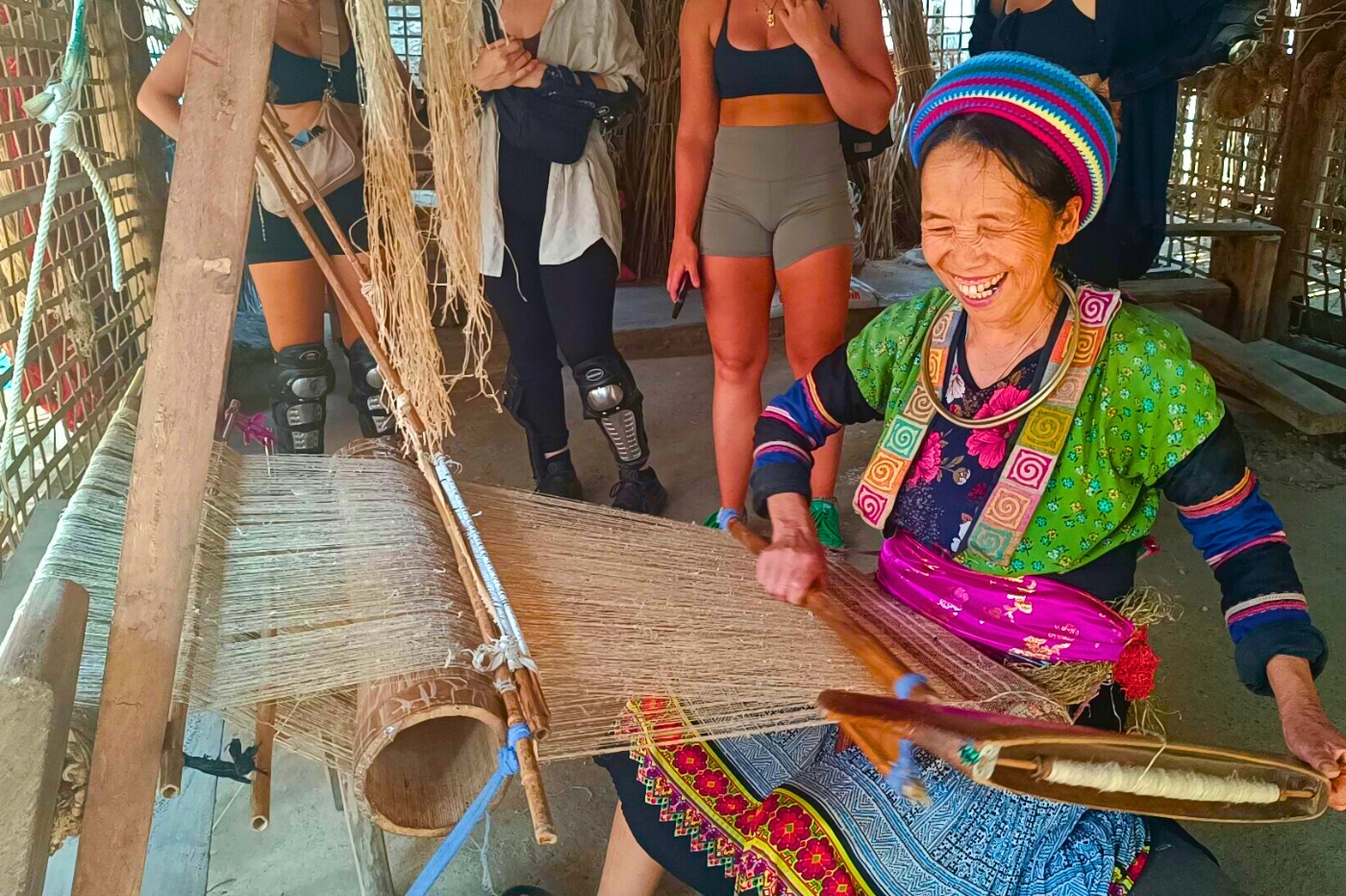 Discover the ancestral linen weaving craft of Lung Tam village