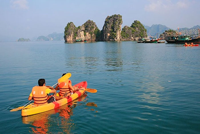 top 10 halong bay, 10 things to do halong bay, must see halong bay, kayak halong bay