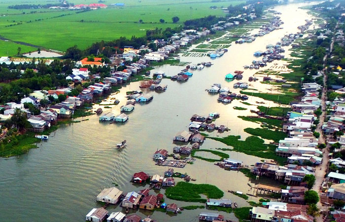 4 reasons to visit Chau Doc floating village 