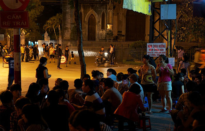 5 best places for street food in Hanoi Ta Hien Nha Chung street