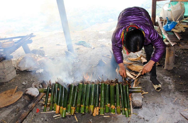 5 special dishes in Mai Chau Sticky rice in bamboo tube on fire