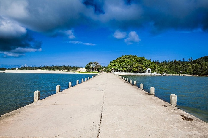 7 most beautiful islands ha long quan lan