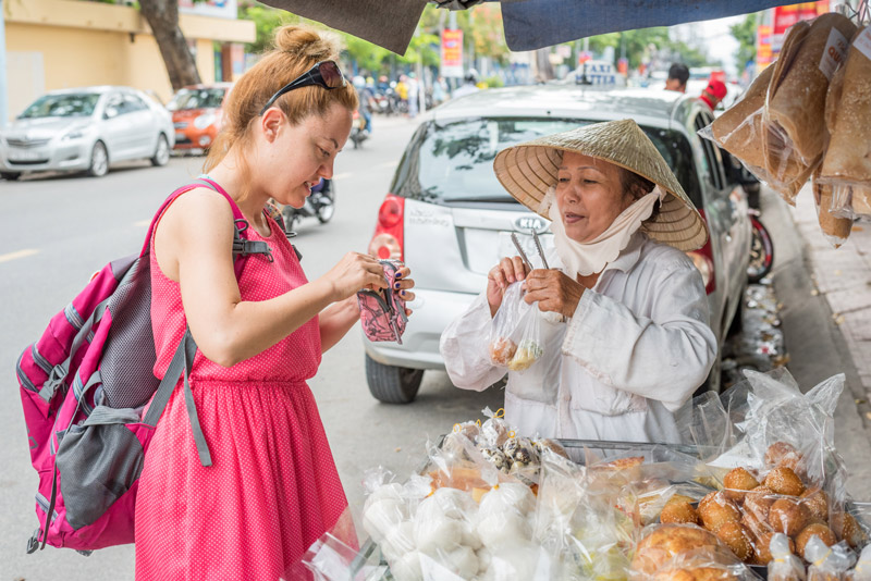 bargain with street vendor vietnam, vietnam dos and donts,