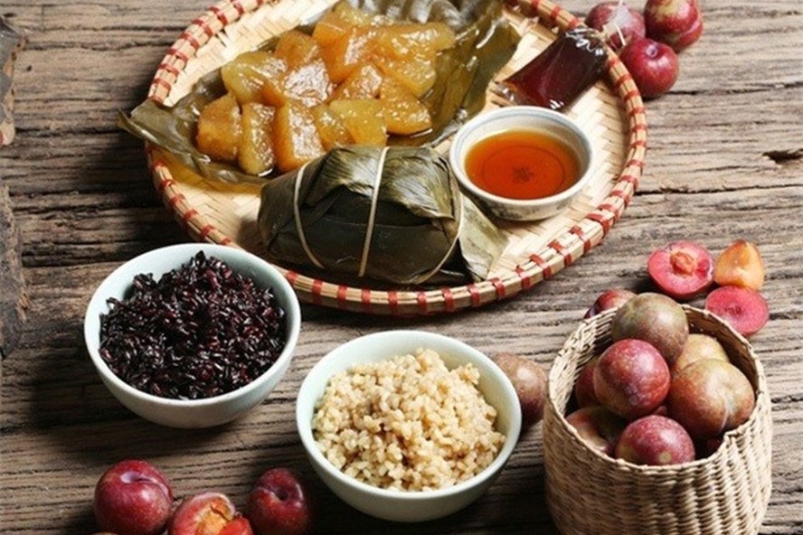 A basic tray of offerings for the Doan Ngo Festival in Northern Vietnam