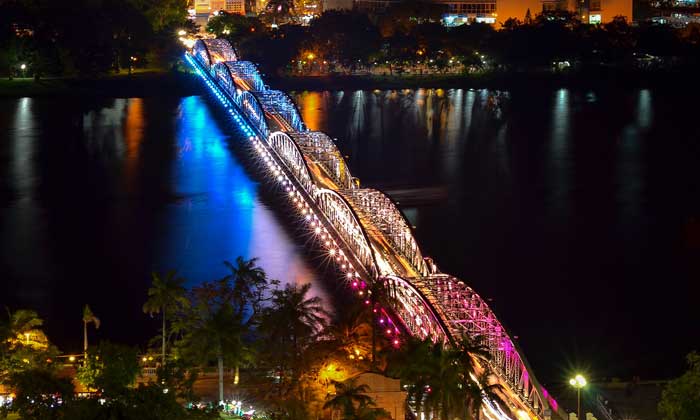 Imperial City of Hue trang tien bridge