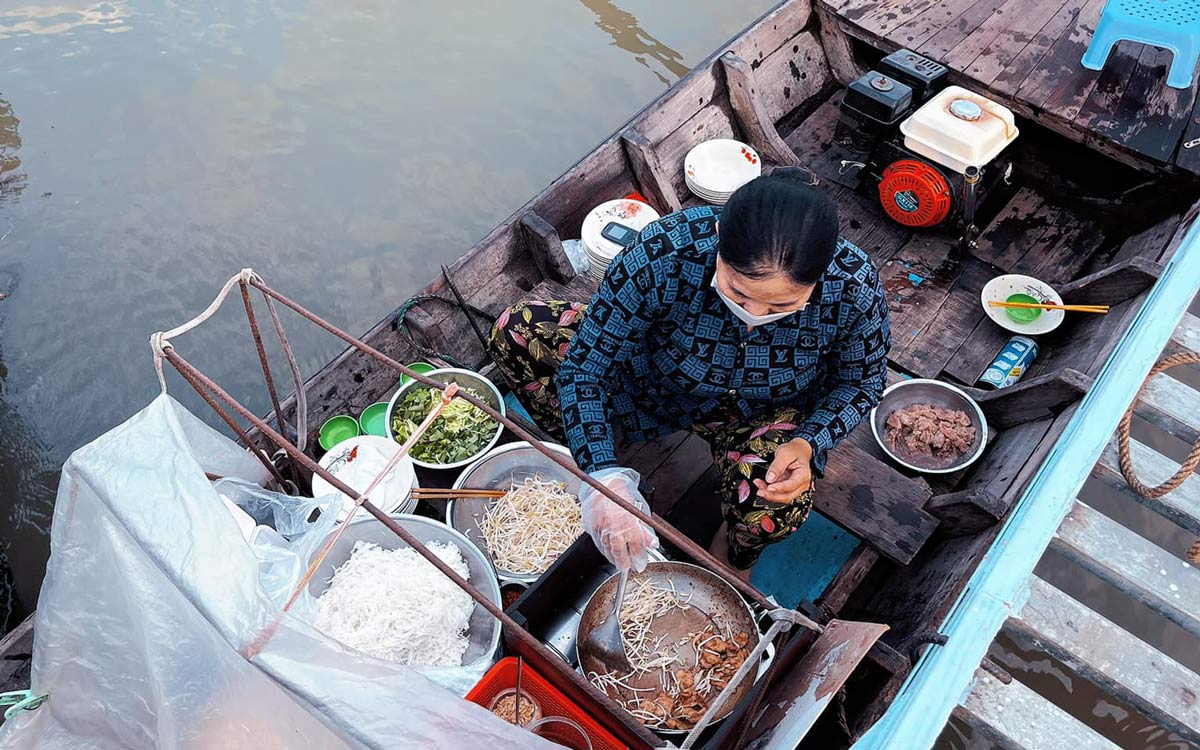 Hot meals served at the Long Xuyen Floating Market, a must-try when visiting the market. Photo: Internet