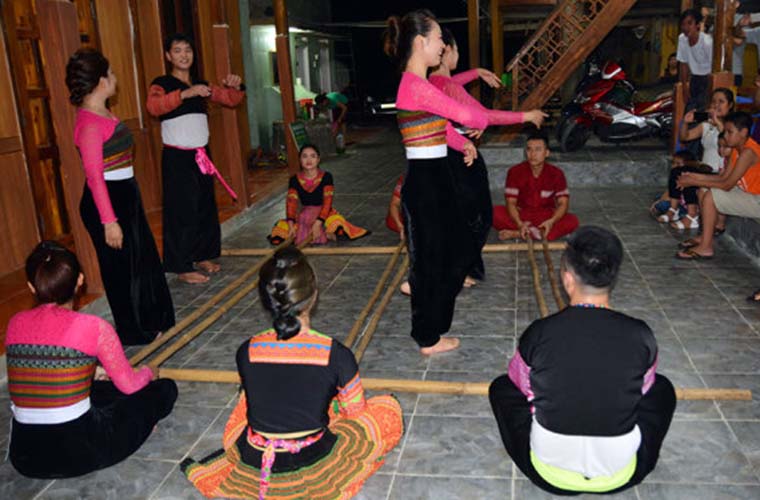 Mai chau dancing