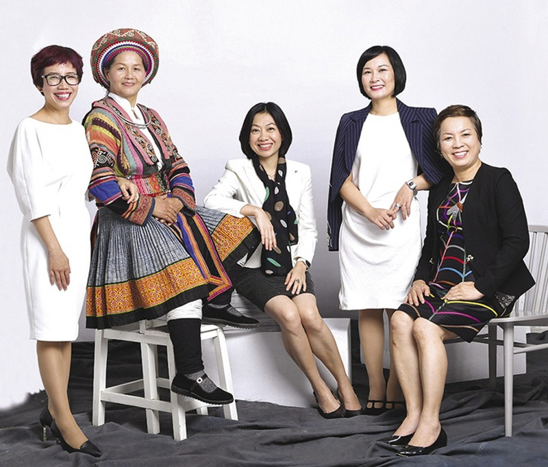 Mrs. Mai (second from the left) was honored as one of the 50 most influential women in Vietnam in 2017 by Forbes (Photo: Forbes Vietnam).
