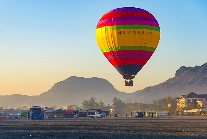 hot air balloon ride in Vang Vieng, top 10 things to do in Vang Vieng, best things to do in Vang Vieng, what to do in Vang Vieng, visit Laos, travel in Laos