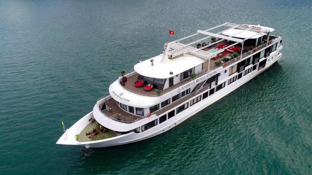 Halong Bay cruise, Halong Bay boat, Halong Bay excursion, Halong junk
