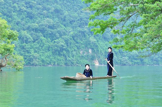 ba be lake kayaking