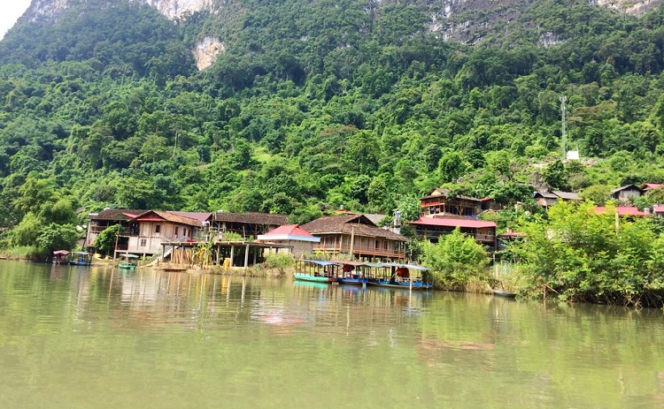 ba be lake pac ngoi village