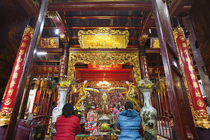 bach ma temple altar