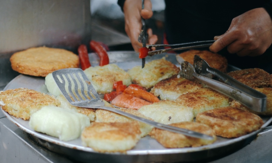 banh chung ran, pan fried banh chung, hanoi winter street food, hanoi street food, hanoi cuisine