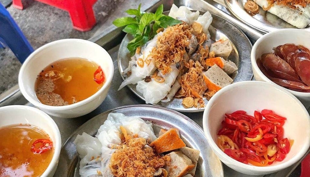 banh cuon, vietnamese steamed rice rolls, banh cuon hanoi, hanoi must try dishes, banh cuon in hanoi old quarter