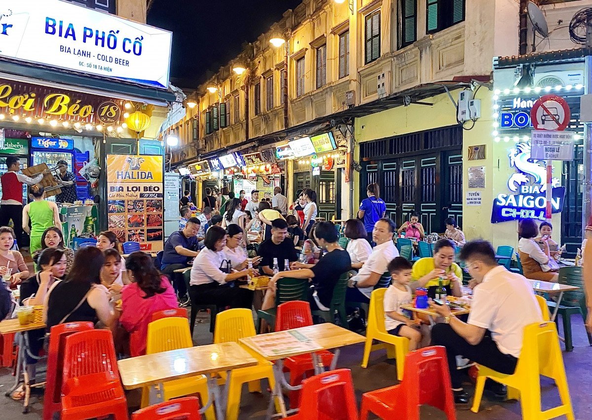 beer on ta hien street, ta hien street, hanoi, night in hanoi, what to do in hanoi in one day, what to do in hanoi in 24 hours