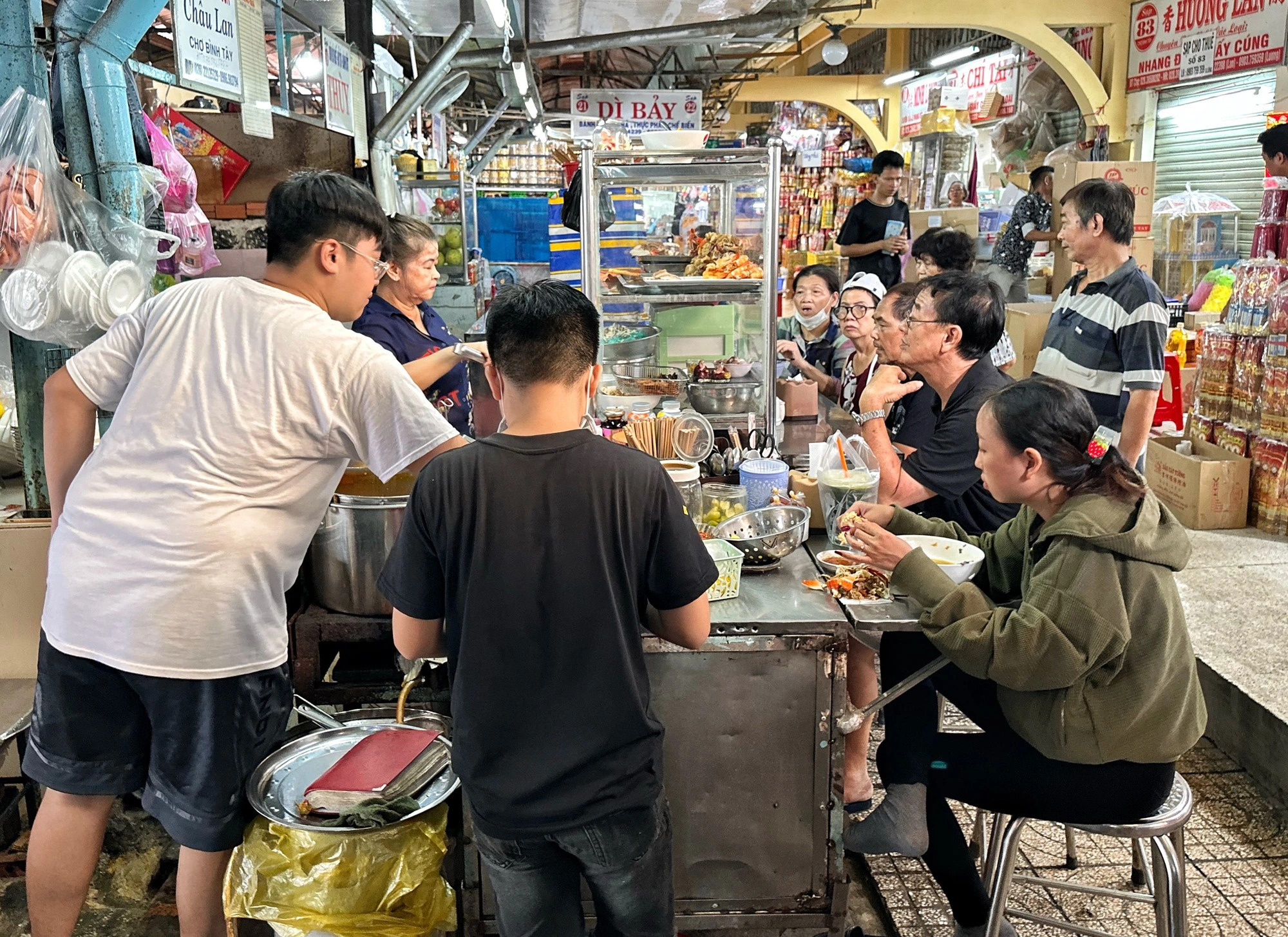 A food stall in Binh Tay Market. Photo: Tuoi Tre