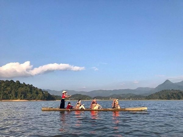 Visitors can explore Pa Khoang Lake by boat. Photo: Internet