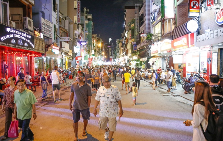 bui vien street going out at night in saigon ambiance