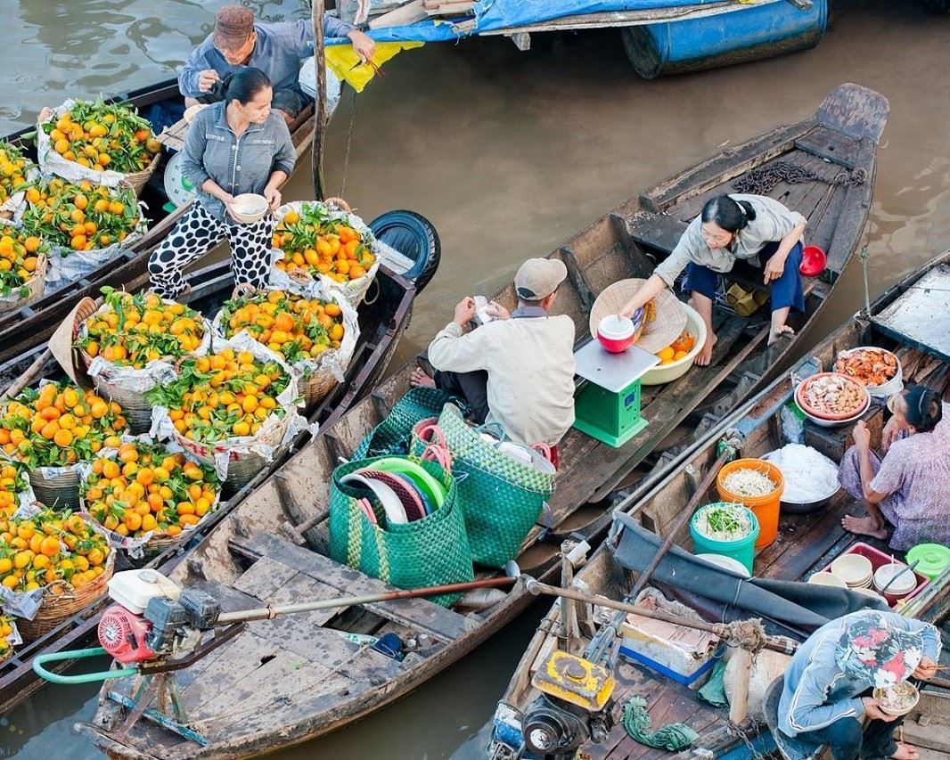 Cái Răng: bustling floating market on the Mekong