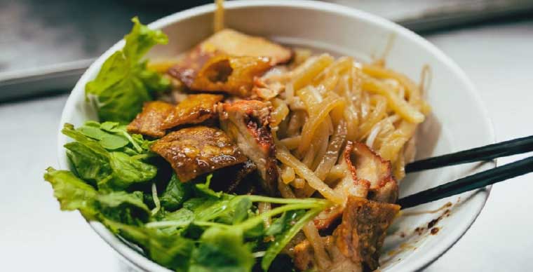 cao-lau-hoi-an-must-try-food-in-hoi-an