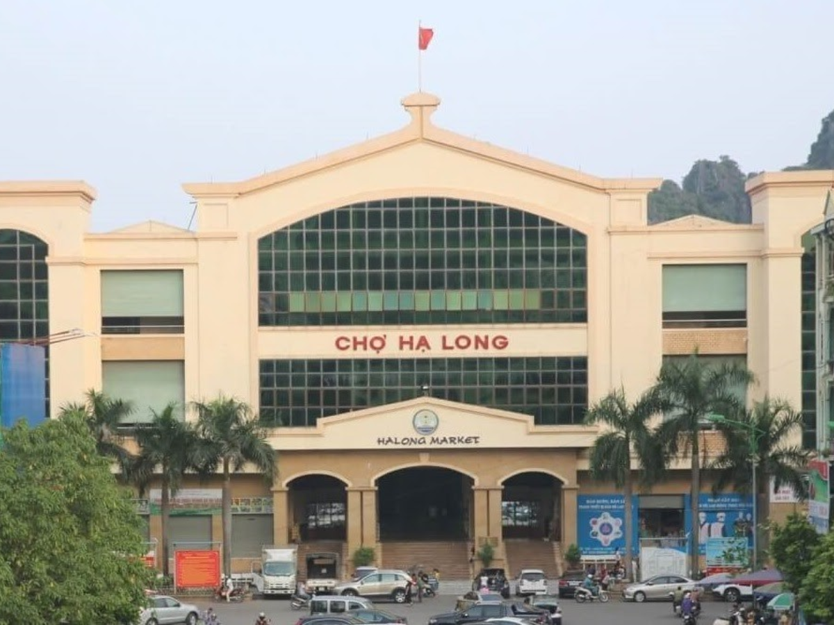 Ha Long Market: Lively market by the bay