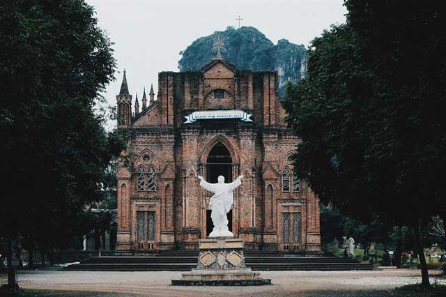 chau son monastery entrance