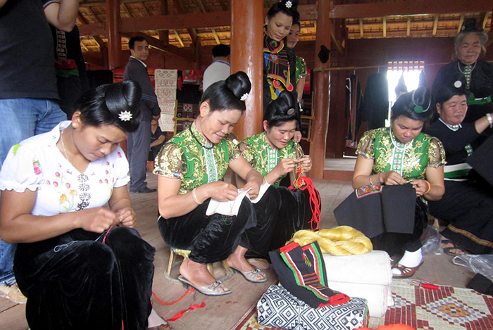 Thai women in Che Can village weaves colorful brocades. Photo: Internet