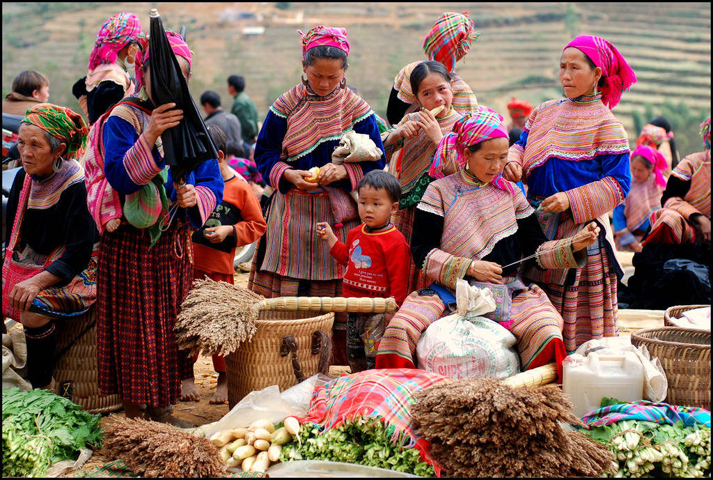 Sapa: Ethnic market with a mountainous setting