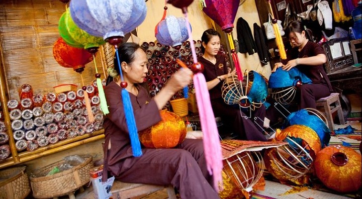 class of making lantern at hoi an ancient town