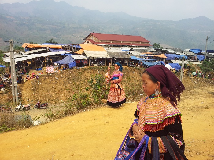 coc ly bac ha market entrance