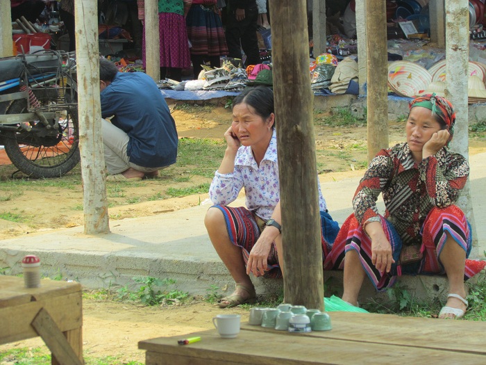 coc ly bac ha women at market