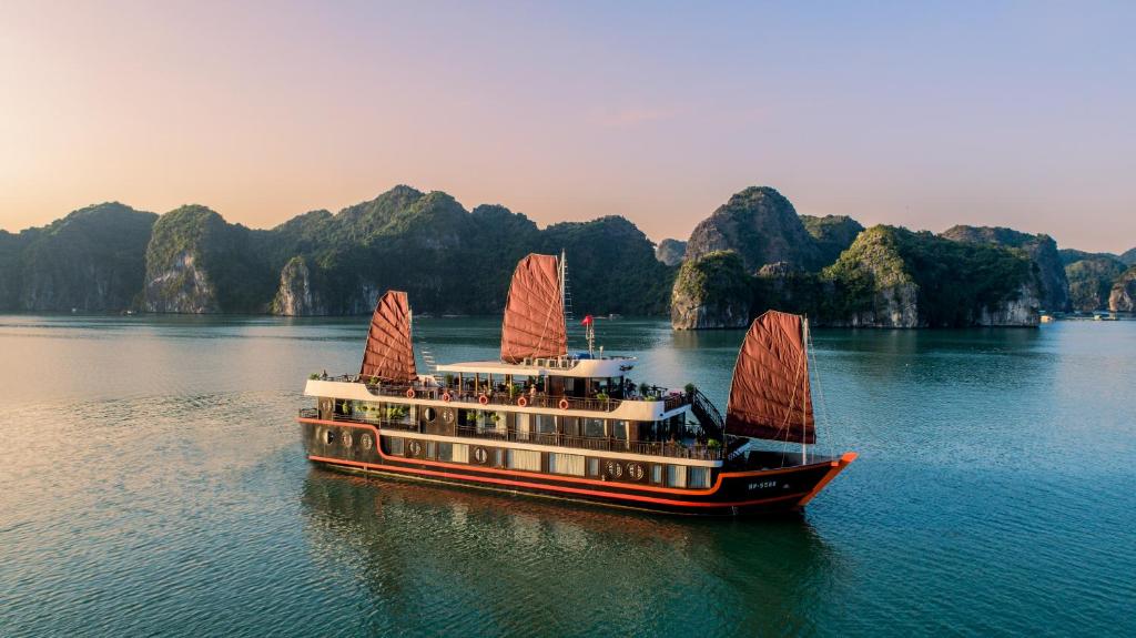 lan ha bay cruise, lan ha bay cruise, halong bay cruise, how to choose ha long bay cruise, lan ha bay 4 star cruise, lan ha bay cruise 2 days 1 night, lan ha cruise 3 days 2 nights, halong bay cruise 2 days 1 night, halong bay cruise 3 days 2 nights