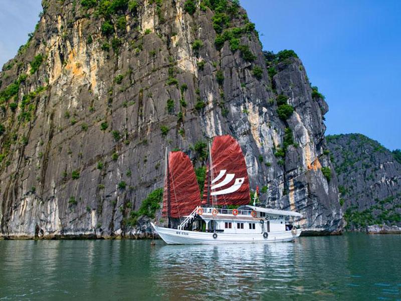 halong bay, halong boat trip, halong bay cruise, halong bay sea trip, what to do halong