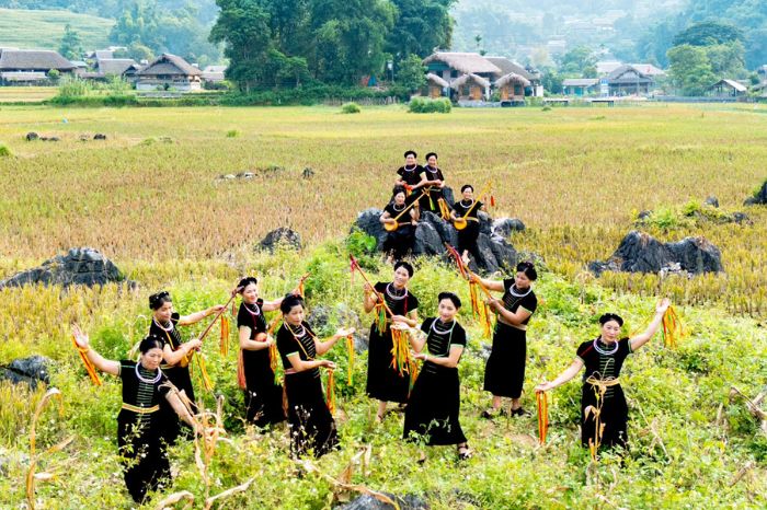 Traditional dance at Tha Village