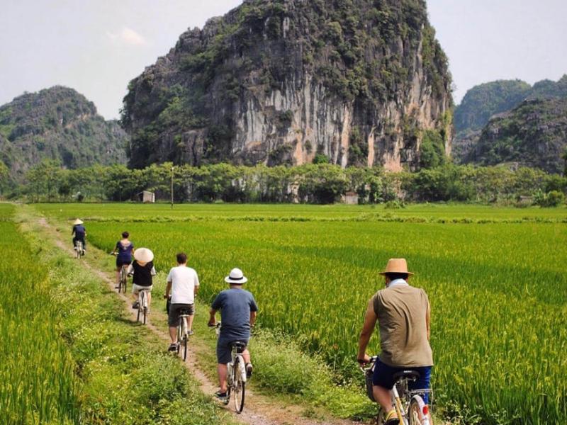 A bicycle ride through the picturesque villages around Tam Coc is an ideal way for families to discover local life and Vietnamese culture. Photo: Internet