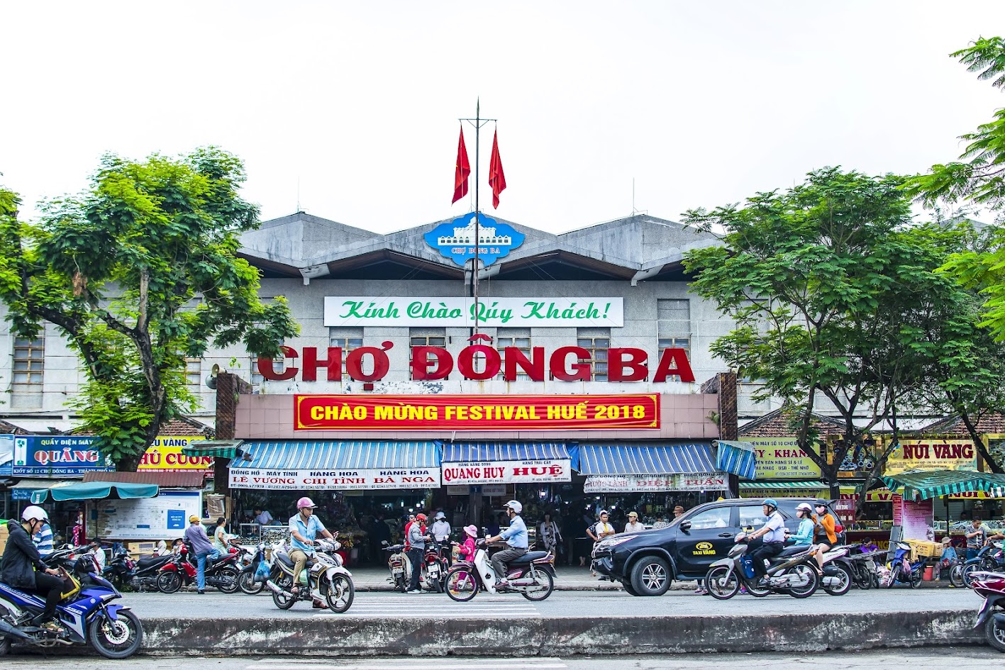 Đông Ba: colorful stalls and specialties of Huế