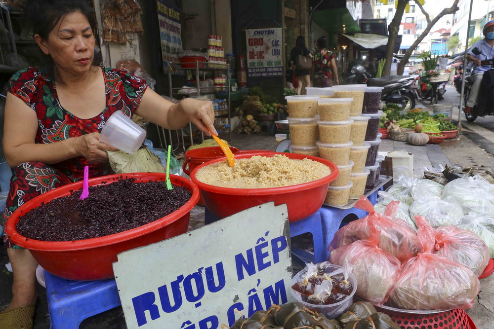 A woman selling fermented rice wine, a must-have in the Tet Doan Ngo