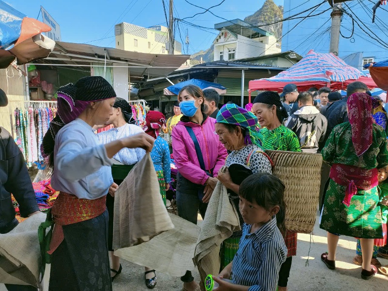 dong van market, ha giang vietnam, northeast vietnam