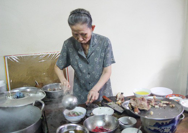 eat pho in saigon restaurant minh