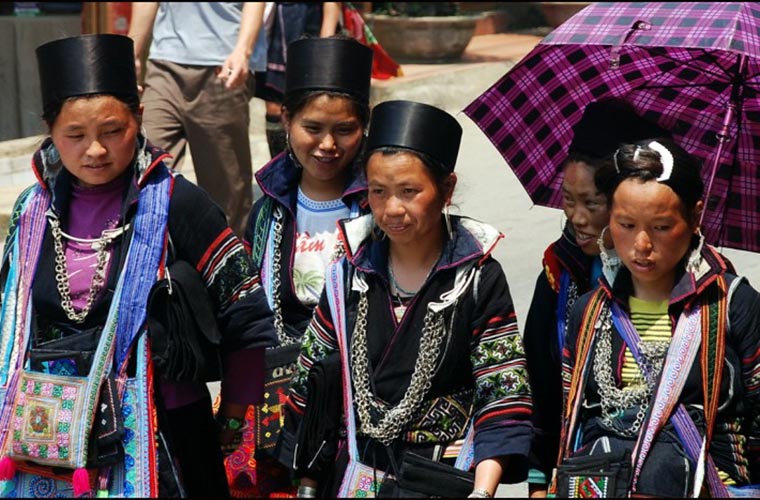 ethnic-groups-in-sapa-black-hmong-costume