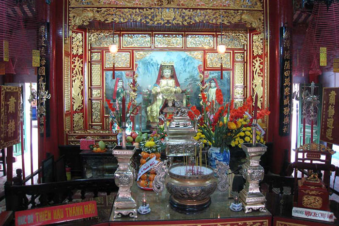 fujian assembly hall hoi an city altar