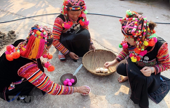 Women of the Ha Nhi ethnic group in their traditional costumes. Photo: Internet